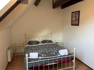 une chambre avec un lit et deux chaises dans l'établissement Reve Divin T4 avec parking-barbecue-laverie-bagagerie-salle de sport-aire de jeux-climatisé, à Lourdes