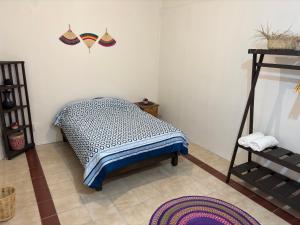 Zimmer mit einem Bett auf einem Fliesenboden in der Unterkunft Casa Cruz, Oaxaca in Oaxaca de Juárez