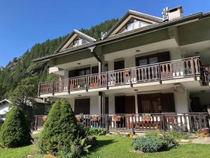 a large house with a balcony on a mountain at Maison Moioli - Appartamento 3 in Piamprato