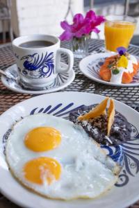 un plato de comida con huevos en una mesa en Hotel Ilebal en Cuernavaca
