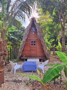 聖安特羅的住宿－Cabaña LunAzul，小小屋设有两把椅子和一张桌子