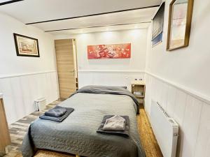 a small bedroom with a bed in a room at Triplex proche de Paris-Bercy in Saint-Maurice