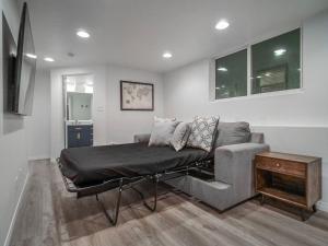 - un lit dans un salon avec un canapé dans l'établissement Ocean & Bay Panorama 4 Levels Rooftop with Hot Tub, à San Diego