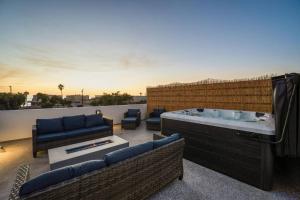 un patio avec un jacuzzi sur le toit dans l'établissement Ocean & Bay Panorama 4 Levels Rooftop with Hot Tub, à San Diego