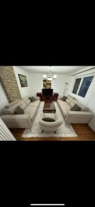- un salon avec deux canapés et une table dans l'établissement Ema Guest House, à Plav