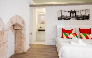 a bedroom with a white bed and a bridge at Apartamento Santa Creu in Palma de Mallorca