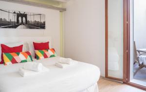 a bedroom with a white bed with colorful pillows at Apartment Santa Cruz Suite TI105 in Palma de Mallorca +40 photos