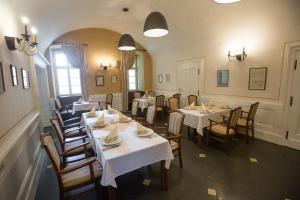 Reštaurácia alebo iné gastronomické zariadenie v ubytovaní Erzsébet Nagy Szálloda
