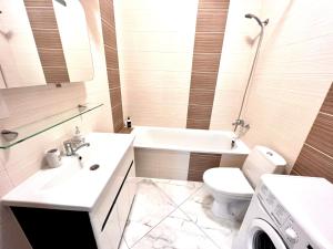 Kúpeľňa v ubytovaní OSapart Beautiful apartment in a complex Semycvit