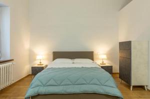 um quarto com uma cama grande e 2 mesas de cabeceira em Residenza San Donato em Montepulciano