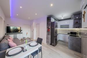 Kuchyň nebo kuchyňský kout v ubytování Apartment Monika