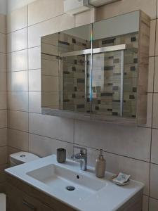 bagno con lavandino, specchio e servizi igienici di Margarita Flat a Tripoli (Tripolis)