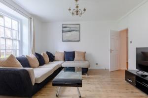 Зона вітальні в Inviting 2BD Flat 15 Minutes from Regents Park!