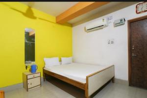 Een bed of bedden in een kamer bij Hotel Nilay And Banquet (Vivaah Palace)