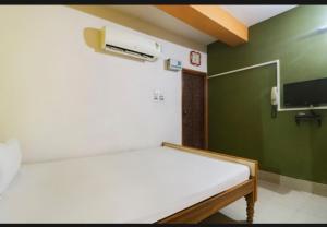 Posteľ alebo postele v izbe v ubytovaní Hotel Nilay And Banquet (Vivaah Palace)