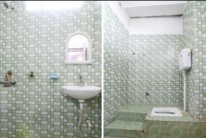 - deux photos d'une salle de bains avec lavabo et toilettes dans l'établissement Hotel Nilay And Banquet (Vivaah Palace), à Kahalgaon