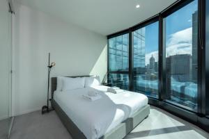 Ein Bett oder Betten in einem Zimmer der Unterkunft City Views Retreat 31st Floor 2BR near CBD!
