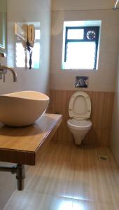 Koupelna v ubytování Hotel Sai Sanidhya