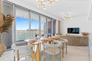 Televiisor ja/või meelelahutuskeskus majutusasutuses Your beachfront luxe escape experience - Suiteable