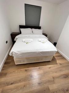 - une chambre avec un lit et 2 serviettes dans l'établissement flat 7 mornington crescent, à Londres