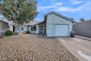 een huis met een boom en een garage bij Summer all year round home in Phoenix