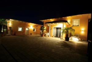 a house with a courtyard at night with lights at 5 Sterne Centurion Ferienhaus Villa 2 Pools 86 Zoll TV in Aldersbach
