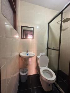 Ένα μπάνιο στο acogedor Hostal usaquen la parada del tren