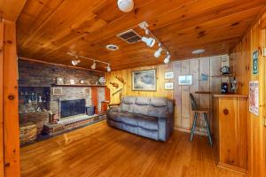 uma sala de estar com um sofá e uma lareira em Hermit Lake Retreat em Sanbornton