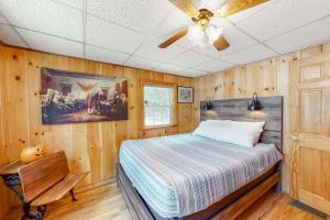 een slaapkamer met een bed en een schilderij aan de muur bij Hermit Lake Retreat in Sanbornton