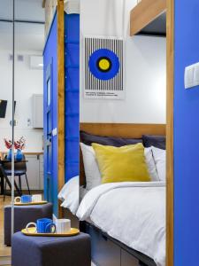 una camera con letto e parete blu di MiodLove Apartment a Cracovia