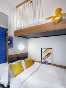 una camera con letto a castello e un'anatra gialla sullo scaffale di MiodLove Apartment a Cracovia