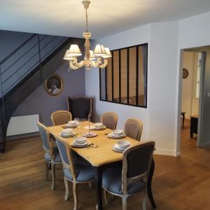 - une salle à manger avec une table et des chaises dans l'établissement Spacieux duplex en plein centre-ville de Fontainebleau, à Fontainebleau