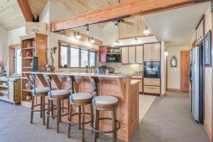 Dapur atau dapur kecil di Pagosa Springs Family Retreat with Game Room and Views