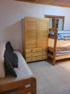 um quarto com 2 beliches e uma cómoda em La Inesita em Tafí del Valle