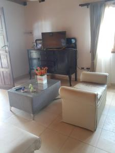 uma sala de estar com um piano e uma mesa em La Inesita em Tafí del Valle