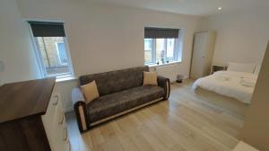a living room with a couch and a bed at flat 2 Wimbledon in London