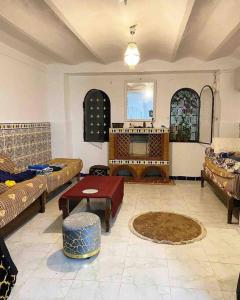 una gran sala de estar con sofás y una mesa. en Magnifique Villa avec garage à 2min de la plage Saint-Rock, Ain El Turk, Oran, en Aïn El Turk