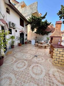 une cour d'une maison avec un sol en pierre dans l'établissement Magnifique Villa avec garage à 2min de la plage Saint-Rock, Ain El Turk, Oran, à Aïn El Turk