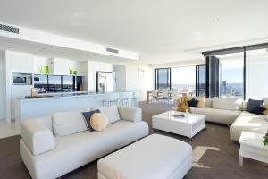 Il comprend un salon avec un mobilier blanc et une cuisine. dans l'établissement 3BR Circle On Cavill 52nd Floor Spacious Skyhome Apart, à Gold Coast