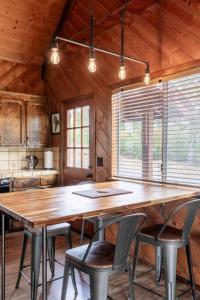 une grande table en bois dans une cuisine avec des chaises dans l'établissement The Badger House, à Badger