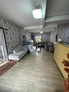 een woonkamer met banken en een woonkamer met een onbedoeld bij Hotel Mirante in Barra Velha