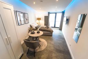 a living room with a table and a couch at Uferzauber, Wohnung an der Schlachte, Innenstadt, Bremen in Bremen