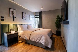 1 dormitorio con 1 cama y una maceta en ALCALÀ EXPO en Guadalajara