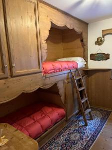 um quarto com 2 beliches e uma escada em Novità Booking a due passi dalla Ski Area em San Vito di Cadore
