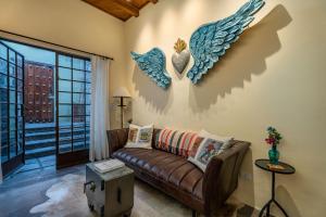 Χώρος καθιστικού στο Casa Esperanza, 2BR Designer Charm & Rooftop Views