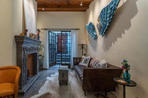 Χώρος καθιστικού στο Casa Esperanza, 2BR Designer Charm & Rooftop Views