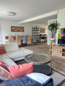 sala de estar con sofá y mesa en M&A maison de campagne/ Disney/Paris/Wifi/Jeux en Croissy-Beaubourg