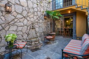 Χώρος καθιστικού στο Casa Esperanza, 2BR Designer Charm & Rooftop Views +31 φωτογραφίες