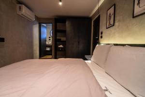 1 dormitorio con 1 cama blanca grande en una habitación en ALCALÀ EXPO en Guadalajara