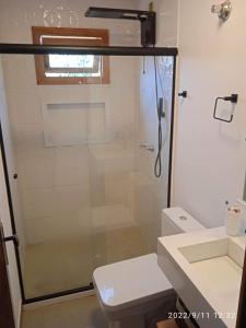 uma casa de banho com um chuveiro, um WC e um lavatório. em A Casa Azul - Igatu em Igatu